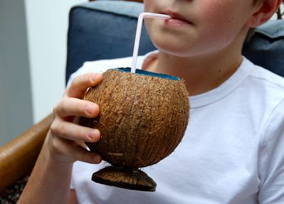 如何利用椰子壳做手工制作饮水杯