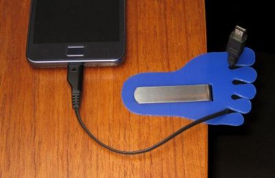 怎么利用废塑料瓶制作桌面线缆固定器