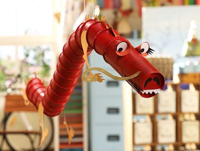 使用纸杯DIY红色中国飞龙