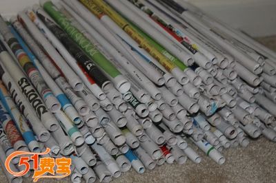 1,把旧报纸卷成棍棍,这个diy灯罩会消耗你许多的报纸哟.