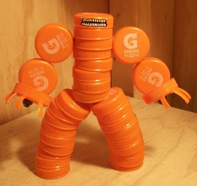 利用废瓶盖做玩具金刚机器人