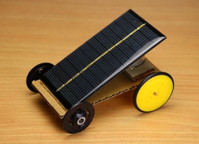 利用硬紙板做的一輛DIY太陽能電動車