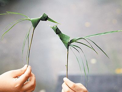 怎么利用竹子叶编织diy斗鸡小公鸡教程