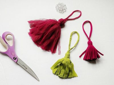 DIY颜色鲜艳的绳编流苏挂件