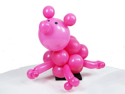 造型气球制作教程图解，DIY的可爱粉嫩彩球小猪装饰气球