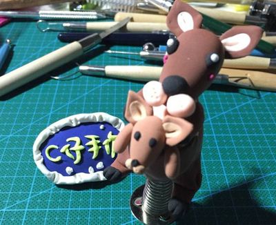 用粘土做DIY抱崽袋鼠小玩具