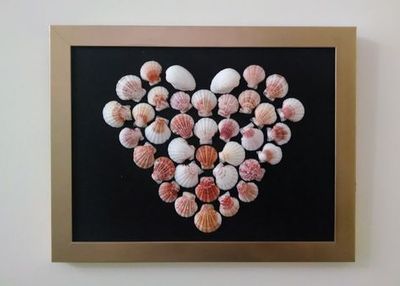 使用贝壳做七夕手工礼物:好看的金边相框贝壳装饰画