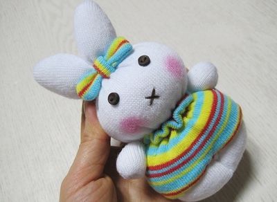 diy袜子娃娃小兔子需要准备:袜子(白色和花色),剪刀,针线,纽扣,填充