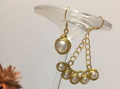 金属丝编织串珠做两只不对称耳环