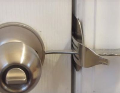 教你用不锈钢叉子制作简易旅馆卧室防盗插销