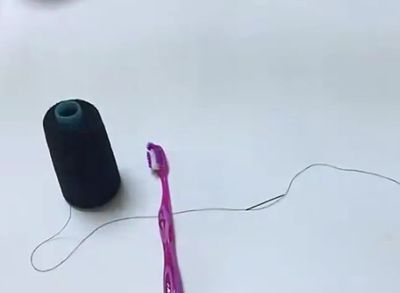 一把牙刷帮你几秒完成自助穿针引线