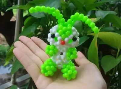 DIY串珠顽皮兔子吊坠图解说明做法