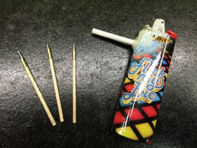 电钻,刀,钳,胶枪,空的打火机,环氧树脂,小钉,衣架,标记笔,牙签等