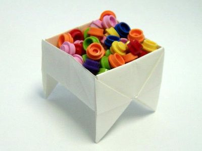 DIY正方形折纸带脚小纸盒