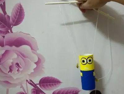 卫生纸筒做拉线小黄人玩偶教学