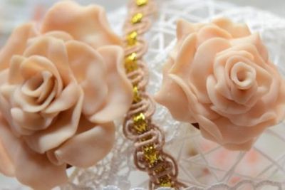 自制婚礼婚纱配饰胸针：DIY软陶玫瑰胸花