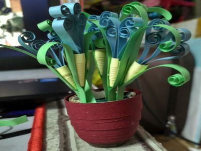用衍纸条来制作小花朵,自制迷你衍纸盆栽的方法