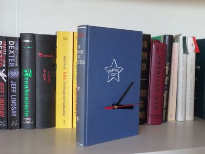 利用废旧书DIY文艺范儿书本时钟