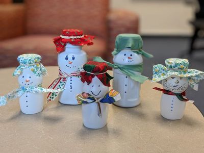 使用废瓶子做一个幼儿园雪人作业手工