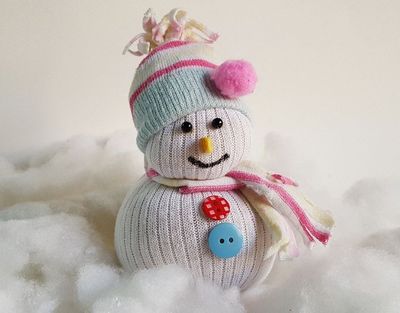 利用废袜子做圣诞节的小雪人娃娃