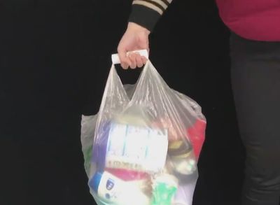 用废瓶子做成防勒手购物袋提手