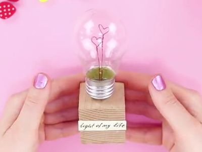 使用废灯泡制作情人节同心摆件作品