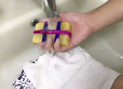 使用废旧袜子做洗衣皂好帮手教学