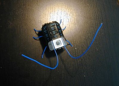 利用废旧手机做会爬行的蟑螂机器人