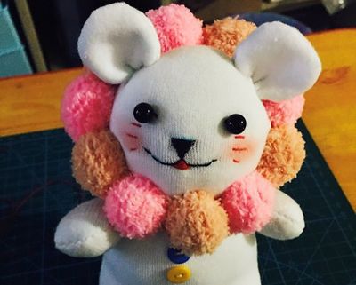 怎么利用旧袜子缝制一只小狮子