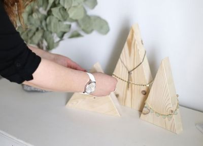 废旧木板diy三角形项链收纳展示架