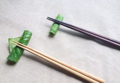 如何使用新鲜树叶或者菜叶做好看的摆盘筷子架