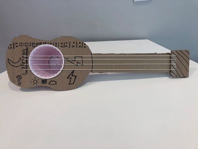 利用废纸板制作吉它乐器