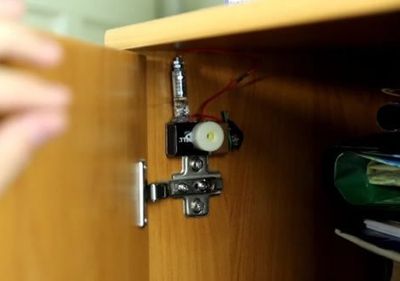 利用旧物手工DIY家庭柜门防盗装置