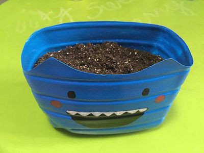 如何使用旧油桶给宝宝做玩具花盆