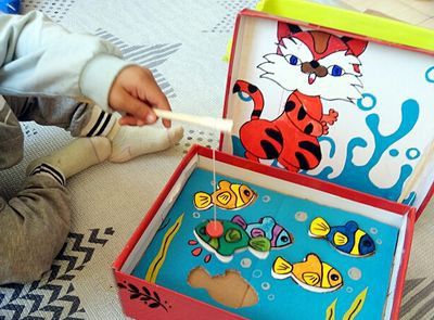 用快递箱制作小猫钓鱼玩具
