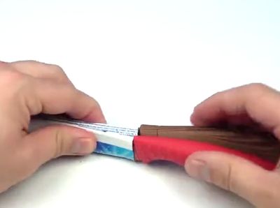 教你怎样利用牙膏皮做旅行刀鞘
