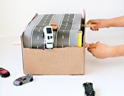 利用废品做玩具手摇式转轴赛车场