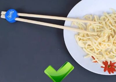 饮料瓶子重复利用DIY筷子神器