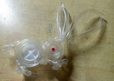 输液管手工编织作品:输液管编小兔子挂件