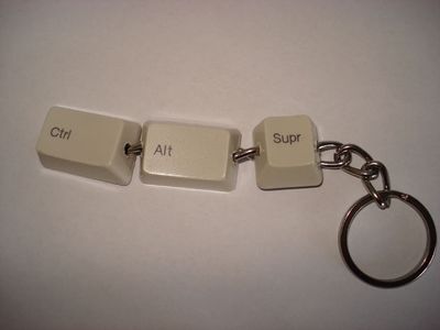 钥匙扣制作：用废电脑零件打造创意钥匙圈挂件