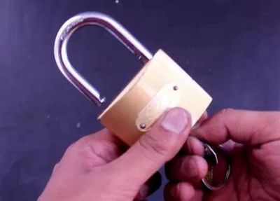 把报废银行卡改造为锁头备用钥匙