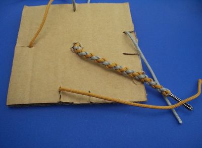简单教你如何用废纸板编织手链