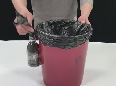 矿泉水瓶废变宝秒变垃圾袋收纳筒