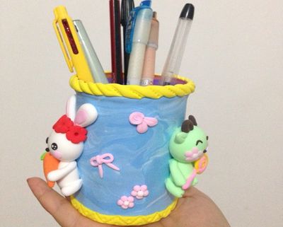 利用口香糖罐子变身小学生笔筒