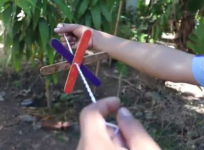 冰棍棒DIY童年玩具拉线飞轮制作教学