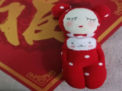 新春手工作品,DIY红衣裳小迷糊袜子娃娃
