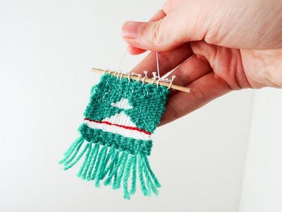 用自制工具手工编织迷你挂毯的制作方法