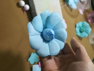 制作好看的花朵配饰，DIY布艺山茶花教程