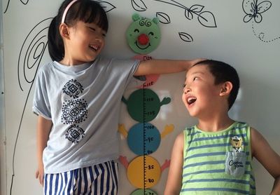 色卡纸手工制作彩虹毛毛虫身高尺