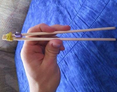 手把手教你如何用一次性筷子制作一把简易镊子